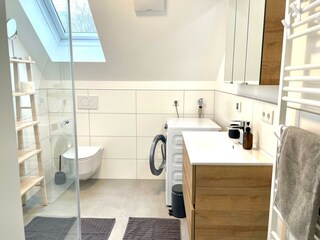Bad mit Dusche und WC und Waschmaschine