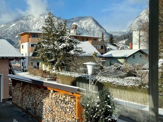 Aussicht vom Wohnzimmer auf den Ort