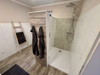 Badezimmer mit begehbarer Dusche