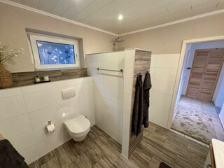 Bad mit Toilette und Ablagemöglichkeiten