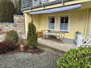 Terrasse mit Sitzgarnitur und Grillmöglichkeit