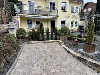 Parkplatz mit Blick auf die Terrasse