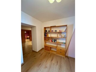 Ankleidezimmer mit Bücherregal