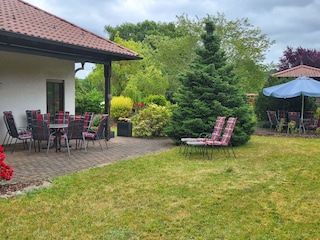 Garten mit Markise zum Entspannen