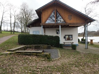 Gebäude mit Holzverkleidung