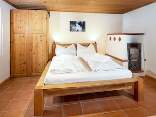 Schlafzimmer mit Kachelofen