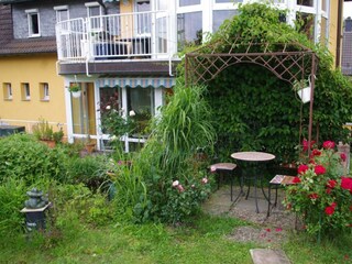 OFW Bischoff-Freisitz im Garten