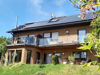 südseitige Terrasse mit Markise