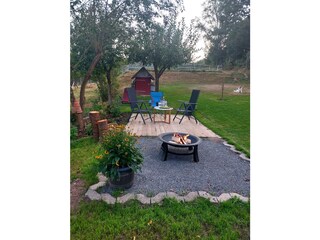 Bergfeldhof-Feuerstelle und Gartenterrasse