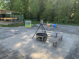 Kinderspielplatz mit Grillstelle