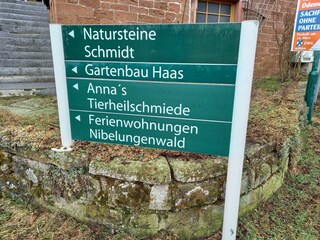 Hinweisschild an der Hauptstraße