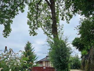 Villa Christina, Zufahrt mit geschlossenem Tor