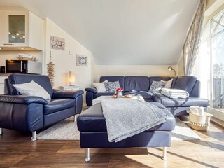 Wohnbereich mit Sofa und Sessel