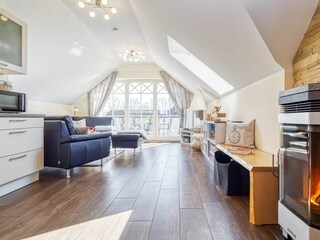 Blick ins Wohnzimmer mit Kaminofen