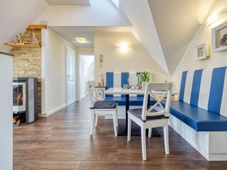 Essbereich mit Blick Richtung Schlafzimmer