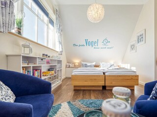 Schlafzimmer mit Doppelbett und Sitzecke