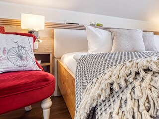 Doppelbett und Nachtleuchten