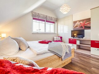 TV und Kleiderschrank im Schlafzimmer