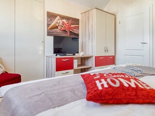 TV und Kleiderschrank im Schlafzimmer