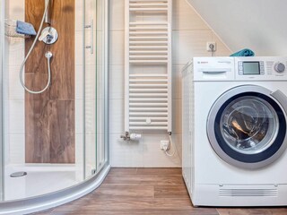 Badezimmer mit Dusche und Waschmaschine