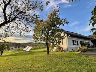 Außenansicht vom Haus mit Garten