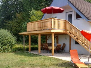 Dachterrasse oben. Grillplatz unten