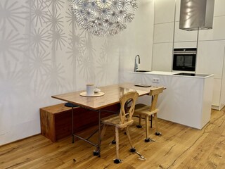 Wohnküche mit gemütlichem Altholzesstisch