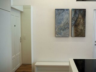 Eingang mit Schuhregal und Küchenblock