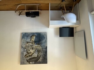 Arbeitsplatz mit Monitor im Schlafzimmer