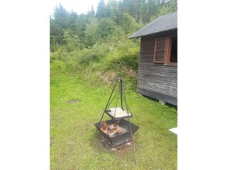 Gemütliches Grillen direkt vor der Hütte