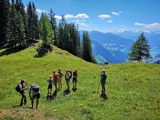 Almwanderung mit den Gästen von Naturhaus Andrea
