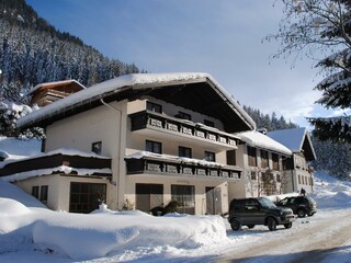 Naturhaus Andrea - Parkplatz vor dem Haus