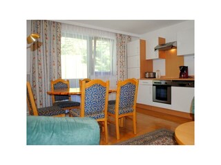 Ferienwohnung Ahorn Wohnküche mit Couch  2 (2)