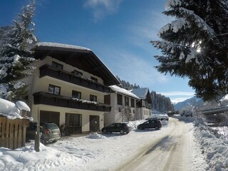 Naturhaus Andrea - Skibushaltestelle an der Brücke