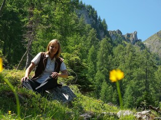 Märchenerzählung bei einer Almwanderung
