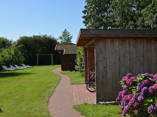 Garten mit Fahrradunterstand