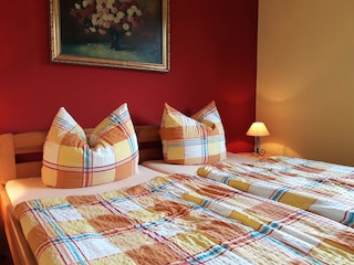 Das gemütliche Schlafzimmer mit Doppelbett, Nachttische