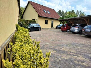 PKW Stellplätze und Fahrradschuppen