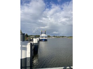 Ausflugsschiff im Boddenhafen Zingst