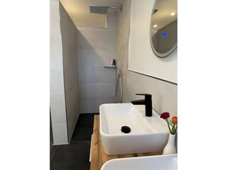 Bad im OG mit Doppelwaschtisch und bodengleicher Dusche