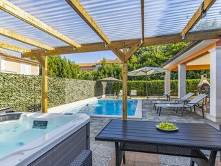 Outdoor Lounge area, Jacuzzi