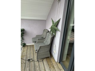Balkon mit Rattansitzmöbeln