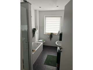 Badezimmer mit Dusche und Badewanne