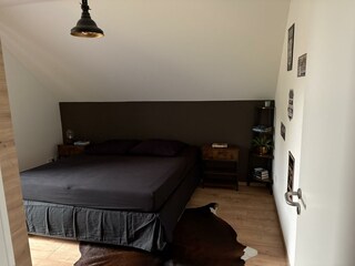 Schlafzimmer mit Boxspringbett