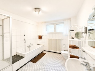 Badezimmer mit Dusche und Wanne