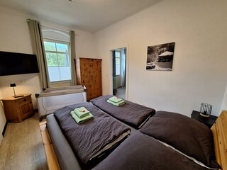Schlafzimmer mit Babybett