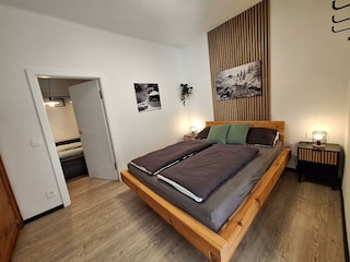 Schlafzimmer mit großem Doppelbett