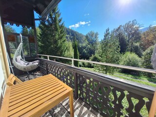 Balkon mit mehreren Sitzgelegenheiten