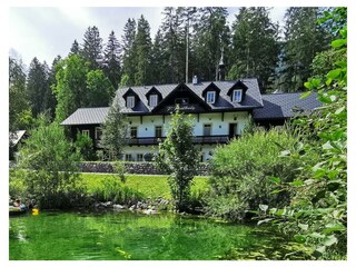 Blick von See auf Haus