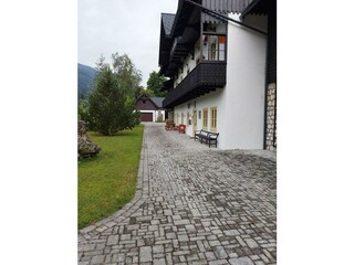 Balkon mit Eingang darunter